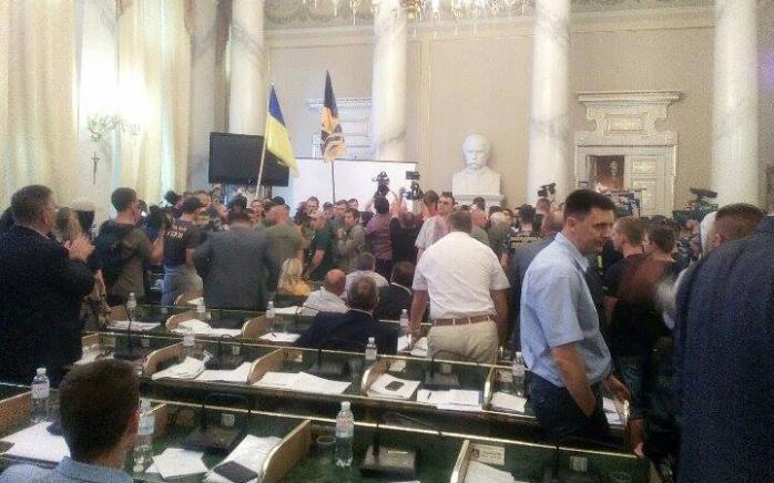 Демонстранты сорвали сессию Львовского облсовета (ВИДЕО)