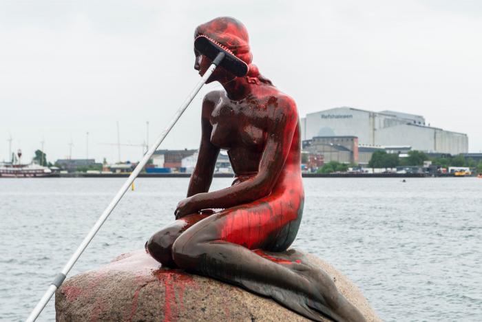Статую Русалоньки в Данії облили фарбою заради порятунку дельфінів 