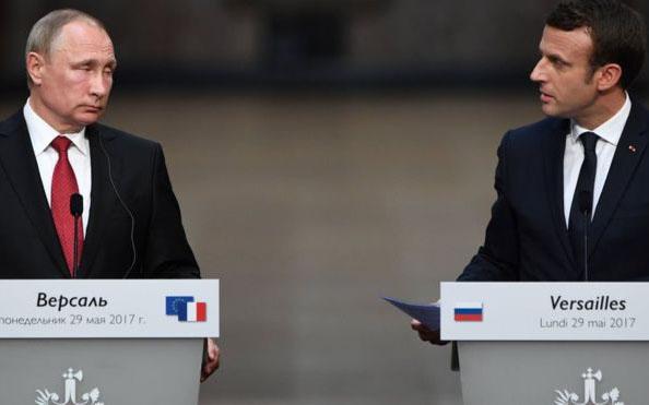 Charlie Hebdo висміяв зустріч Макрона й Путіна (ФОТО)