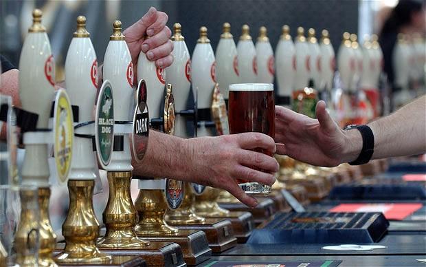 Keep calm і рятуй своє пиво: британець не розлучився зі склянкою навіть під час теракту (ФОТО)