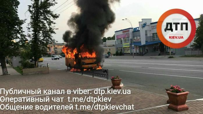 В Броварах полностью сгорел маршрутный автобус (ФОТО)