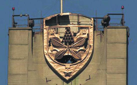 У Києві вандали зіпсували герб столиці на верхівці Московського мосту (ФОТО)