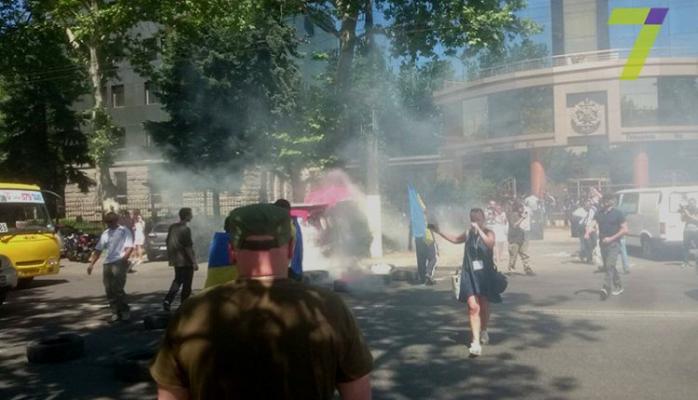 Жгут шины и выбивают двери: в Одессе активисты устроили пикет возле здания суда (ФОТО)