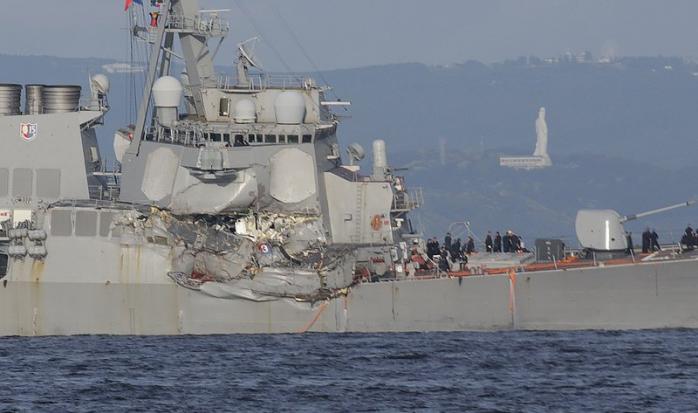 Опубліковані фото та відео американського есмінця після зіткнення з вантажним судном