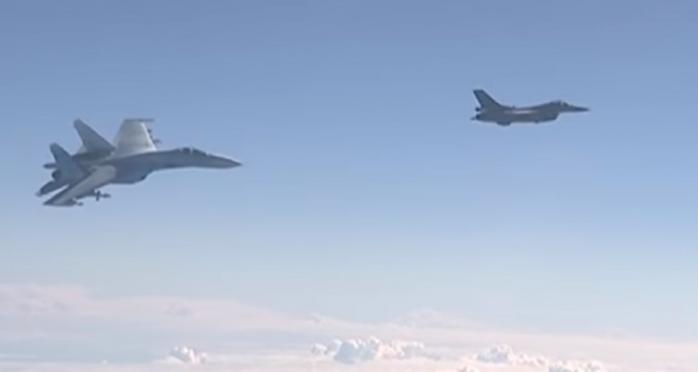 Опубликовано видео сближения F-16 c самолетом министра обороны РФ