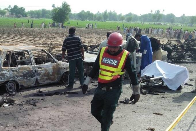 Загоряння бензовоза у Пакистані: число загиблих зросло до 140 осіб, вогонь охопив десятки автомобілів