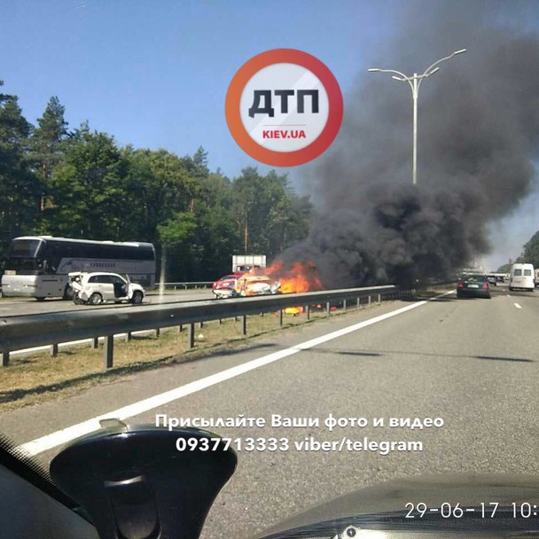 Фото: в результате ДТП сгорел автомобиль / Источник: Киев Оперативный