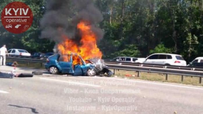 Огромная пробка на Бориспольской трассе: в результате ДТП сгорел автомобиль (ФОТО, КАРТА)