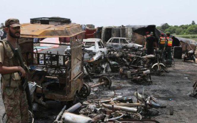 Жертвами взрыва бензовоза в Пакистане стали уже 190 человек