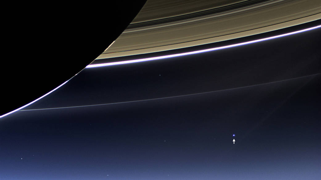 Видите стрелку? Это — Земля с перспективы зрения Cassini. Снимок 2013 года