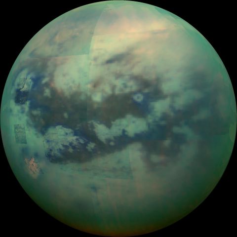 На этой составной фотографии самый известный спутник Сатурна — Титан