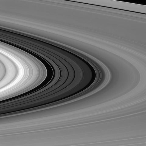  В кольцах Сатурна есть разрыв, который составляет порядка 4800 км в поперечнике