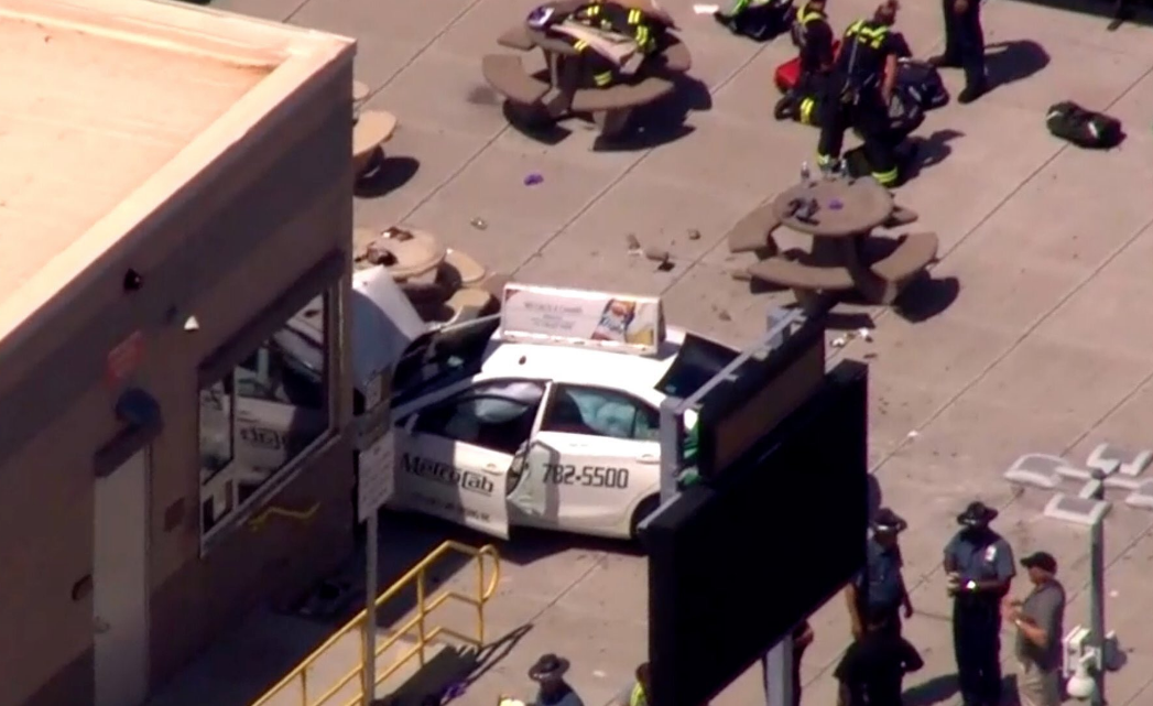 Фото: в Бостоні в результаті наїзду авто постраждали 10 осіб