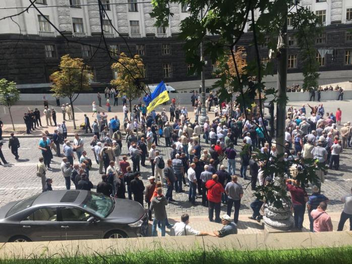 У Києві ветерани МВС заблокували вулицю Грушевського (ФОТО)