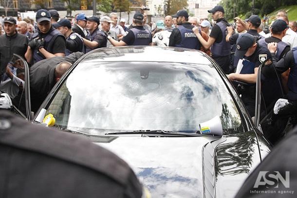 Под Кабмином автомобиль врезался в толпу протестующих (ФОТО, ВИДЕО)