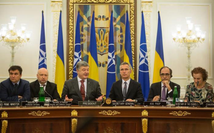 НАТО пообещало Украине оборудование спутниковой связи
