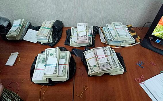 На Дніпропетровщині поліція ліквідувала конвертцентр зі щоденним обігом 3,5 млн грн (ВІДЕО)