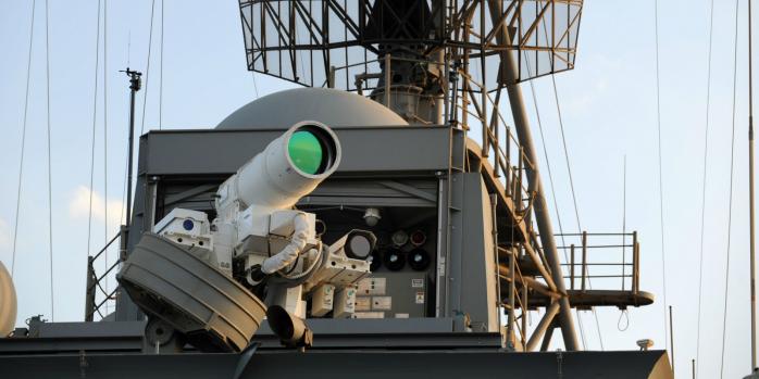 США випробували лазерну зброю, що миттєво уразила безпілотний літак (ВІДЕО)