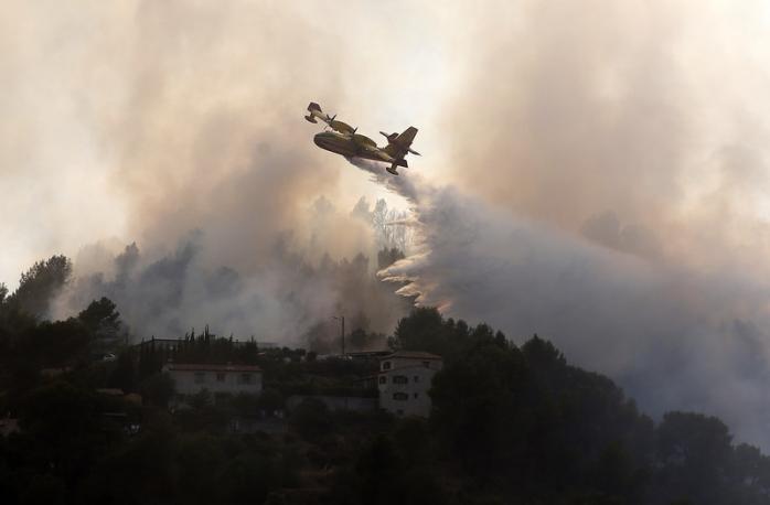 Из-за лесных пожаров во Франции эвакуировали 10 тыс. человек (ФОТО, ВИДЕО)