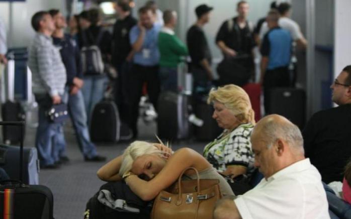 Полет отложен на неопределенный срок: в греческом аэропорту застряли более 200 украинцев (ФОТО)