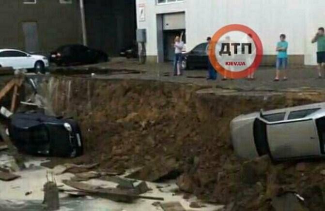 У Києві через зливу обвалився ґрунт, провалилися кілька автомобілів (ФОТО)