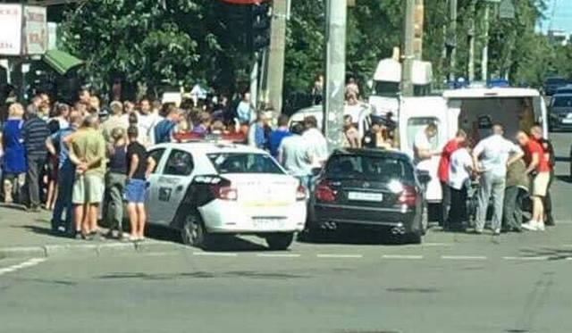 В Киеве автомобиль протаранил толпу, есть потерпевшие (ФОТО)