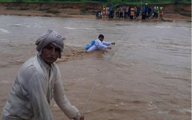 Внаслідок повеней в Індії загинуло понад 200 людей (ФОТО, ВІДЕО)