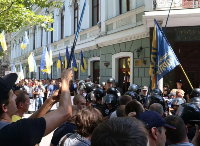 В Одесі шість осіб затримано за побиття поліцейських, які втрутилися в бійку на мітингу (ФОТО, ВІДЕО)