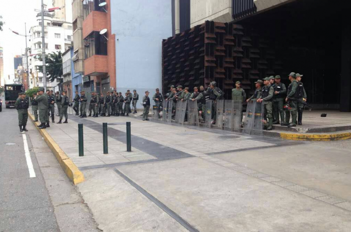 Военные заблокировали здание Генпрокуратуры Венесуэлы (ФОТО)