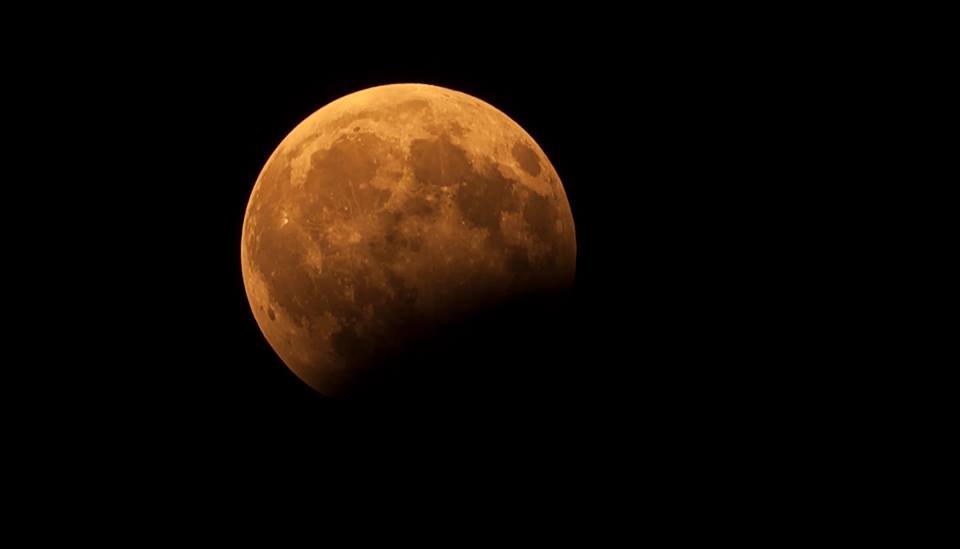 Фото: місячне затемнення в Україні, Греції, Німеччини та Швейцарії