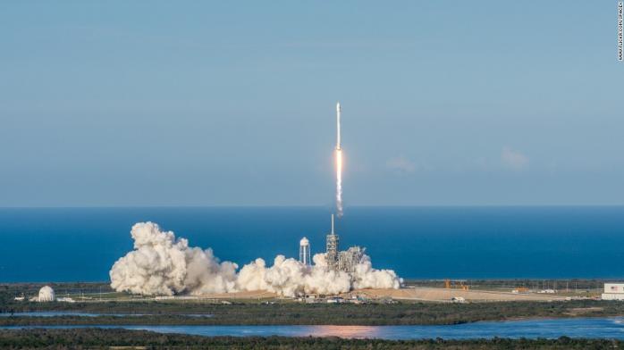 Ракета Falcon 9 выводит на орбиту грузовой корабль Dragon (ТРАНСЛЯЦИЯ)