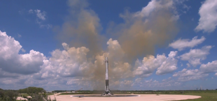 Ракета компании SpaceX успешно вывела на орбиту космический «грузовик» (ФОТО)