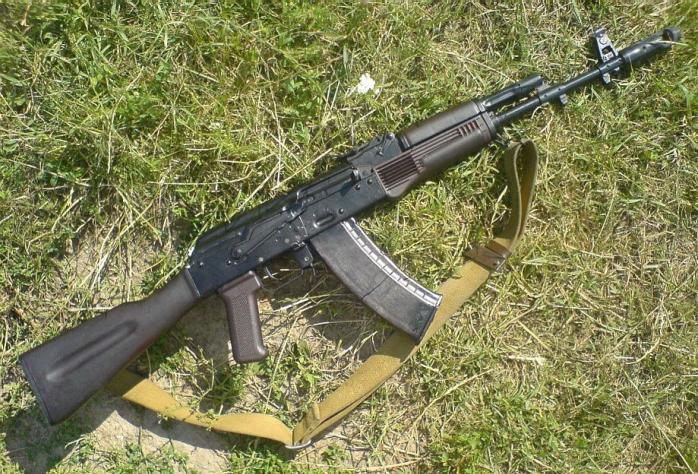На Харьковщине трое мужчин пытались незаконно приобрести автоматы АК-74