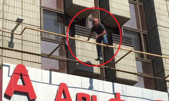 В центре Киева мужчина угрожает выпрыгнуть с третьего этажа отеля: требует консула РФ (ФОТО)