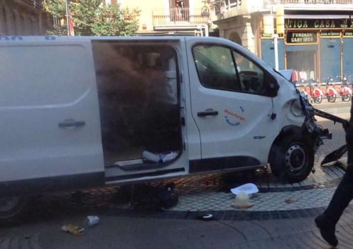 В Барселоне фургон врезался в толпу прохожих, полиция заявляет о теракте (ФОТО)