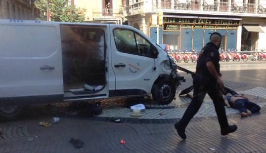Полиция заявила о гибели двух человек при теракте в Барселоне (ФОТО, ВИДЕО)