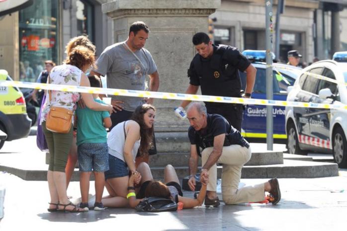 Подозреваемый в совершении теракта в Барселоне блокирован в баре, СМИ сообщают о 13 погибших