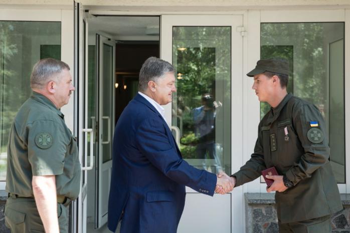 Вибух біля Кабміну: Порошенко нагородив нацгвардійця за допомогу постраждалій (ФОТО)