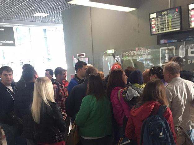 В Киеве сотня туристов застряла в аэропорту из-за туроператора, который не оплатил перелет