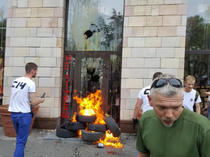 У Києві розгромили магазин, з якого змили графіті часів Майдану (ФОТО)