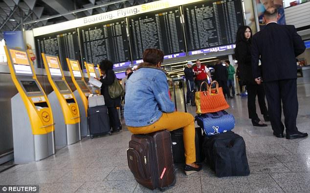 В немецком аэропорту распылили неизвестный газ, пострадали шесть человек