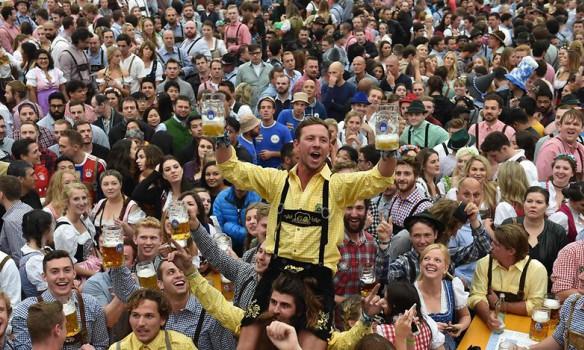 «Октоберфест». В Мюнхене открылся крупнейший фестиваль пива