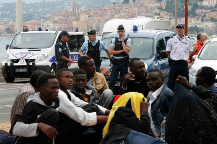 Почти половина французов выступает против приема мигрантов — опрос