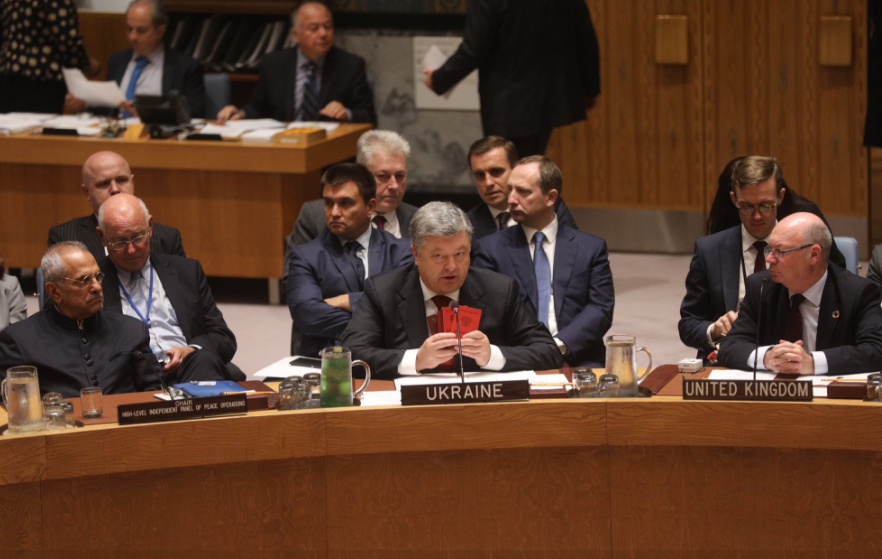 Фото: Президент продемонстрував в Радбезі ООН військові квитки російських загарбників 