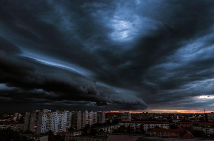 Синоптики предупреждают украинцев: надвигается сильная буря с градом (КАРТА)