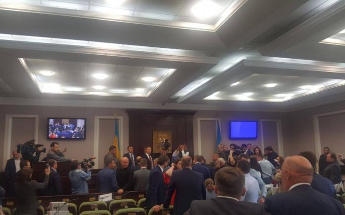 Драка в Киевском облсовете: депутата избили до потери сознания (ФОТО)