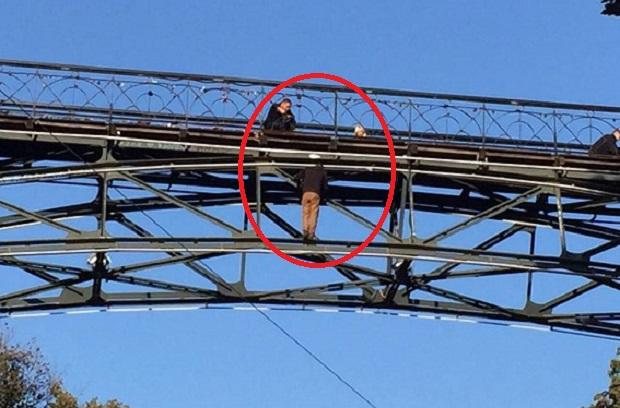 Мужчина передумал прыгать с Моста влюбленных в Киеве, его передали врачам (ФОТО, ВИДЕО)