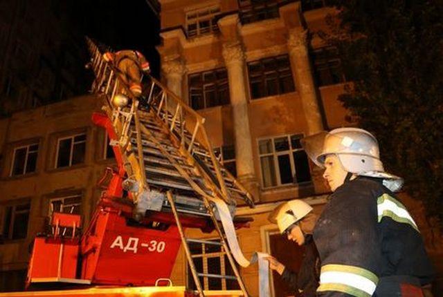 Пожар в Институте пищевых технологий в Киеве: в лифте обнаружили обугленное тело (ВИДЕО)