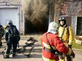 У Петербурзі горів університет МВС: евакуювали сотні осіб (ФОТО, ВІДЕО)