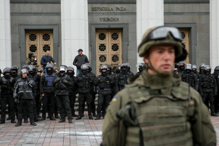 Силовики задержали трех протестующих возле Верховной Рады (ВИДЕО)
